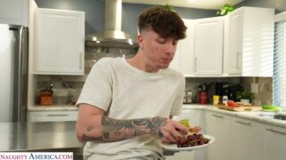 Myfriendshotmom 24 11 23 Ellie Tay Fixes A Sandwich For Sons Friend Before Having Him Feed Her His Sausage